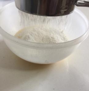 60克蛋糕粉筛入蛋黄糊中！