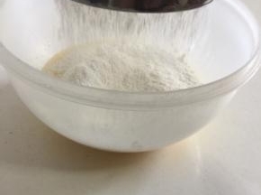 60克蛋糕粉筛入蛋黄糊中！