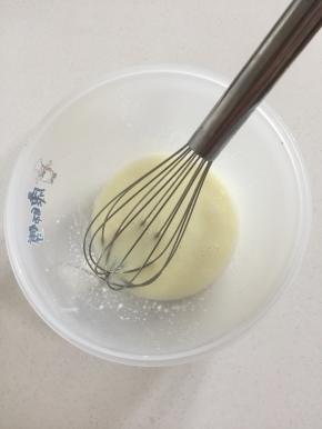 碗里加入18克色拉油，42克牛奶，盐0.3克混合搅拌均匀,水油充分乳化备用，看不到油点，有点稠稠的状态即可！