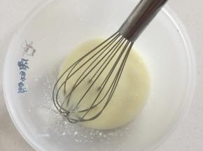 碗里加入18克色拉油，42克牛奶，盐0.3克混合搅拌均匀,水油充分乳化备用，看不到油点，有点稠稠的状态即可！