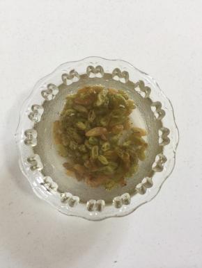 葡萄干提前用温水泡软，挤干水分备用。
