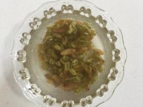 葡萄干提前用温水泡软，挤干水分备用。