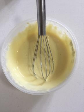 挖三分之一的蛋白到面糊中。用打蛋器上下左右不规则的翻拌均匀！