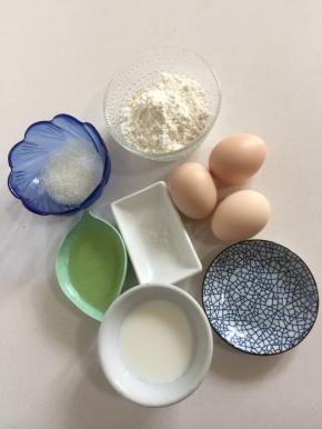 用电子秤称出所需的材料：
白醋2滴，白砂糖30克，色拉油18克，盐0.3克，牛奶42克，蛋糕粉60克，鸡蛋3个：蛋白105克～110克蛋黄55克～60克