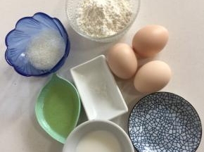 用电子秤称出所需的材料：
白醋2滴，白砂糖30克，色拉油18克，盐0.3克，牛奶42克，蛋糕粉60克，鸡蛋3个：蛋白105克～110克蛋黄55克～60克