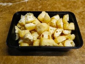 油豆腐洗净剪小块