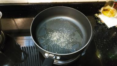 锅里放油、蒜盐烧热