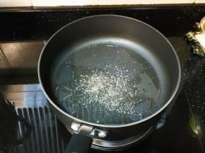 锅里放油、蒜盐烧热