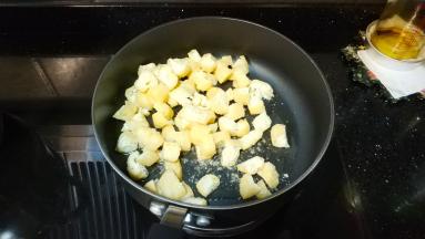 倒入油豆腐翻炒至熟