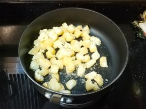 倒入油豆腐翻炒至熟