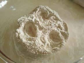 高粉挖3个洞，分别放入糖，盐，酵母，每个先和旁边面粉搅拌一下最后全部混合均匀