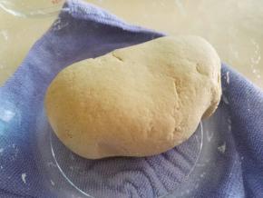 慢慢放水，用手搅拌均匀，揉成比较光滑的面团