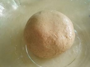 放部分油揉进面团，揉光滑，剩下的几滴油涂抹在面团表面，盖上保鲜膜或盖子，室温醒1个小时