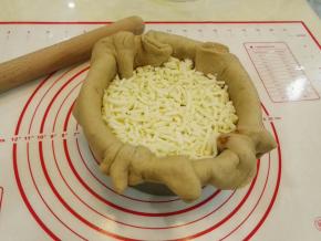 再铺一层马苏里拉，有条件的可以选择用快状的切厚长条铺好，我没有就用普通的马苏里拉