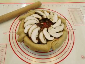 再铺一层番茄酱，铺蘑菇