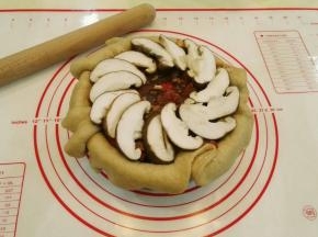 再铺一层番茄酱，铺蘑菇