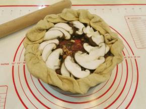 把围边往里折，喜欢怎么折怎么折，不漏就行