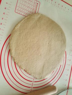 面团发2倍大，擀圆铺在6寸模具里