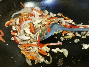 留一点蘑菇不炒做装饰，放油炒洋葱，出香味后逐样放材料，炒好一样再放下个继续炒最后放调味，茄酱，焖一下，焖软焖稠点，调味可自己尝尝，调适合自己口味的