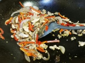 留一点蘑菇不炒做装饰，放油炒洋葱，出香味后逐样放材料，炒好一样再放下个继续炒最后放调味，茄酱，焖一下，焖软焖稠点，调味可自己尝尝，调适合自己口味的