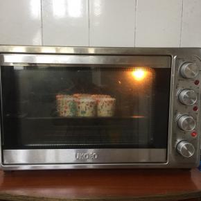 放入预热好的烤箱，上火110度，下火110度低温烘烤60分钟即可！牙签插到蛋糕中间没蛋糕带出来就是表示熟了（实际温度以自家烤箱为准)，一般蛋糕是先膨胀再回缩再烤5-10分钟差不多熟了，多做几次就会掌握了！每家烤箱不一样要看自家烤箱自行调节 我给的只是参考温度哦！