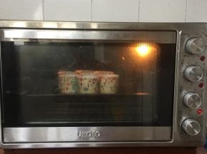 放入预热好的烤箱，上火110度，下火110度低温烘烤60分钟即可！牙签插到蛋糕中间没蛋糕带出来就是表示熟了（实际温度以自家烤箱为准)，一般蛋糕是先膨胀再回缩再烤5-10分钟差不多熟了，多做几次就会掌握了！每家烤箱不一样要看自家烤箱自行调节 我给的只是参考温度哦！