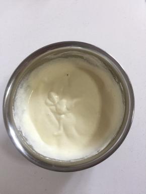 把翻拌好的面糊倒进剩下的蛋白中！用硅胶刮刀从底部向上翻拌均匀，以免蛋白沉在底部！这里只能用翻拌，切拌，用蛋抽的话要Z字型搅拌！不能用搅拌器也不能打圈！！要不然会消泡消泡消泡！