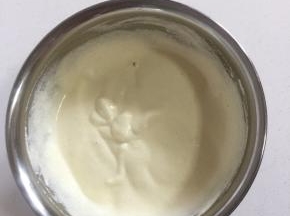 把翻拌好的面糊倒进剩下的蛋白中！用硅胶刮刀从底部向上翻拌均匀，以免蛋白沉在底部！这里只能用翻拌，切拌，用蛋抽的话要Z字型搅拌！不能用搅拌器也不能打圈！！要不然会消泡消泡消泡！