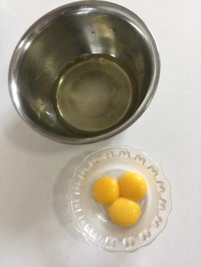 准备两个干净的无油无水的容器，分离蛋清和蛋黄！（这一步要特别注意，蛋清里面不能有一丁点儿的蛋黄，要不然影响蛋白的打发！）