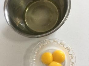 准备两个干净的无油无水的容器，分离蛋清和蛋黄！（这一步要特别注意，蛋清里面不能有一丁点儿的蛋黄，要不然影响蛋白的打发！）