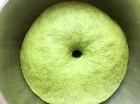 醒发好的面团用手指蘸干面粉戳个洞，不回缩或轻微回缩就是发酵完成