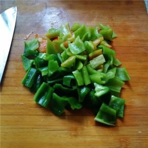 青椒洗净切丁备用。