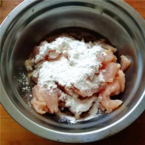 放入半勺盐、胡椒粉、料酒、淀粉抓匀，腌制十五分钟。