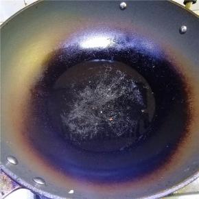 锅中放入适量的油