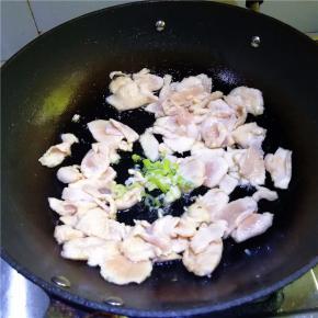 下入葱花，翻炒数秒