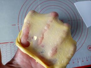 揉至可以拉出薄薄的膜来，破口边缘光滑