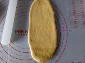 上下擀开，擀成牛舌状