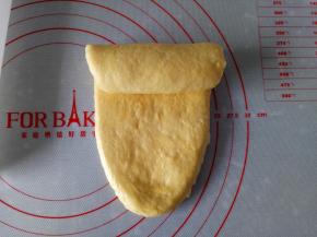 从上往下轻轻的卷起来