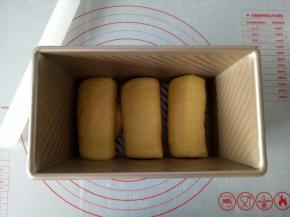 放到吐司盒里，卷口方向一致