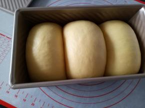 夏天室温发酵，表面喷点水，盖盖子发酵至8.9分满