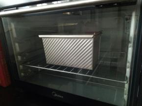 放入烤箱中下层，150度烤50分钟