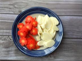 将胡萝卜和山药切片备用。