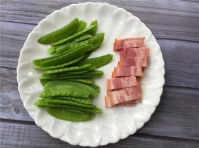 将荷兰豆洗净去筋，培根切小块备用。