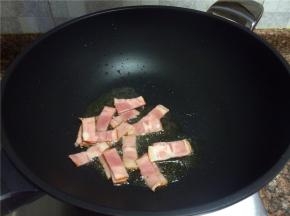放入培根翻炒20秒，炒至培根的肥肉微微出油。