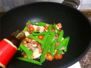 倒入适量蚝油翻炒10秒。