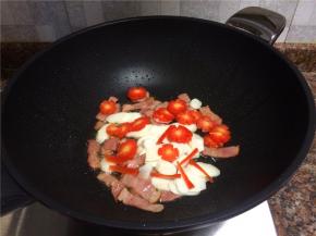 放入山药和胡萝卜翻炒20秒。