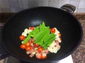 放入荷兰豆翻炒10秒。