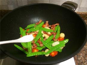 放入适量食用盐翻炒10秒即可出锅。