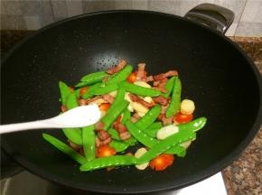 放入适量食用盐翻炒10秒即可出锅。