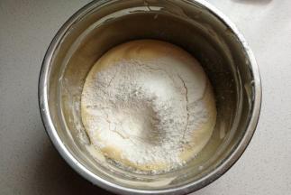 再筛入低筋面粉和泡打粉，用搅拌刀翻拌均匀。